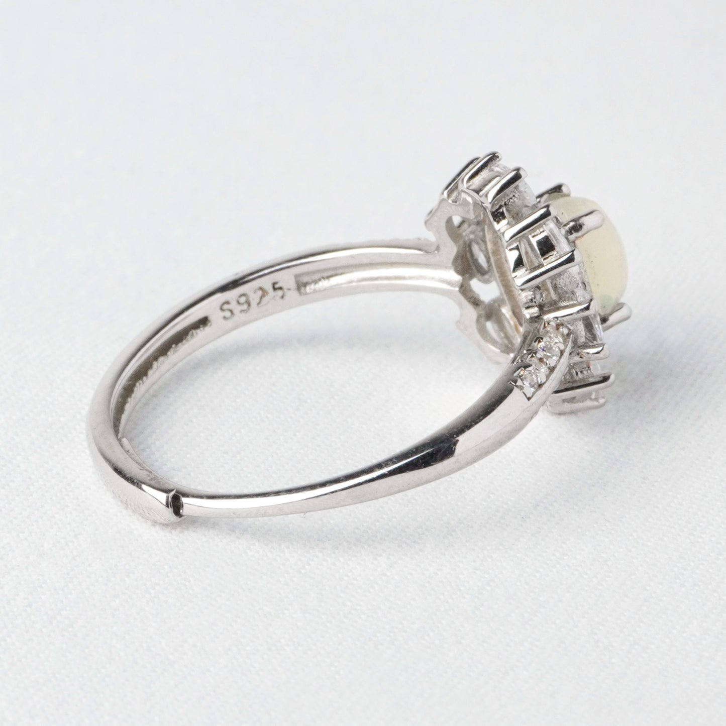 Anello Fiore Iridescente – Opale