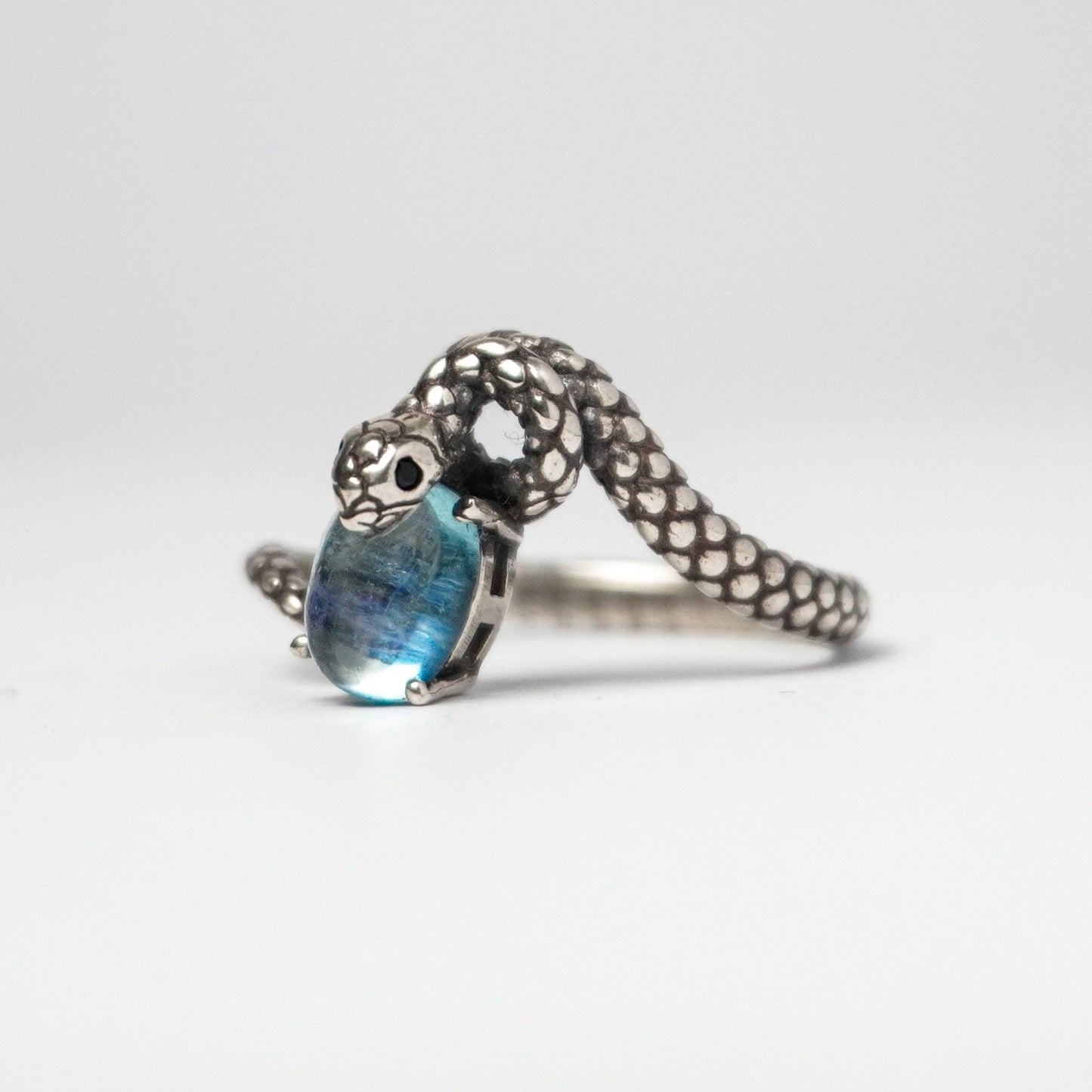 Anello in argento 925 con acquamarina – Design serpente