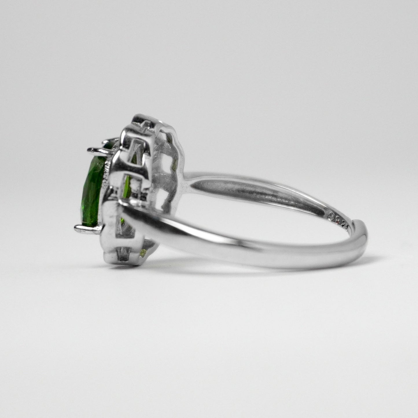 Anello in argento 925 con diopside – Design floreale