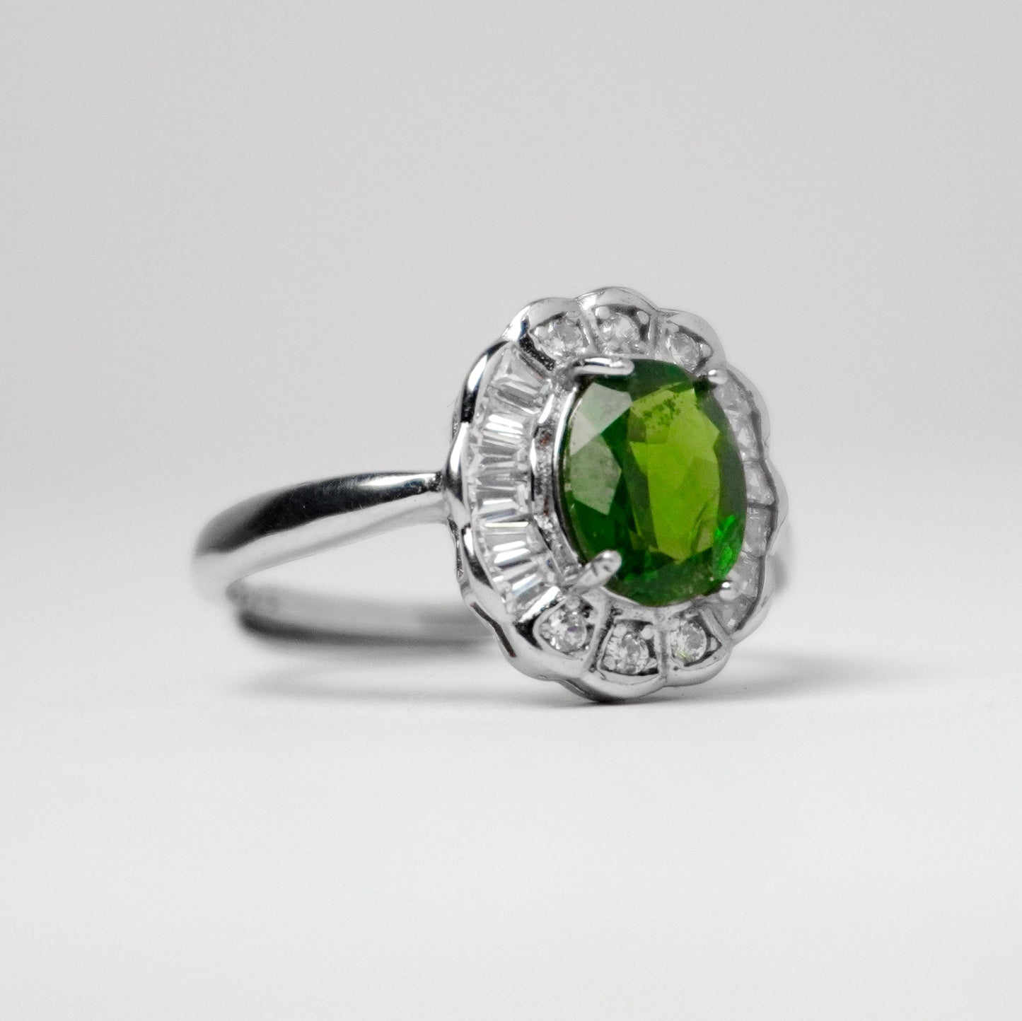 Anello in argento 925 con diopside – Design floreale