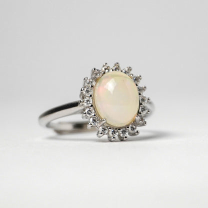 Anello in Argento 925 con Opale Bianco – Stile Floreale