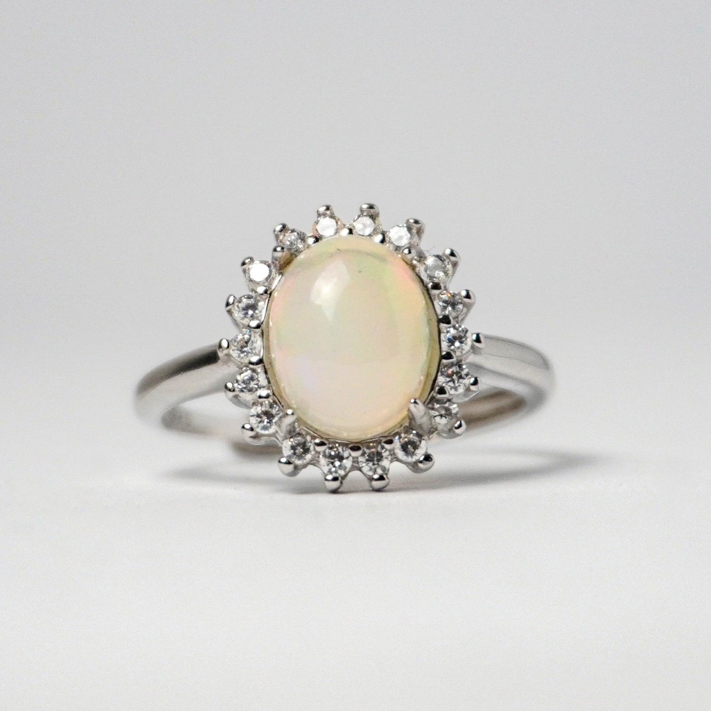 Anello in Argento 925 con Opale Bianco – Stile Floreale