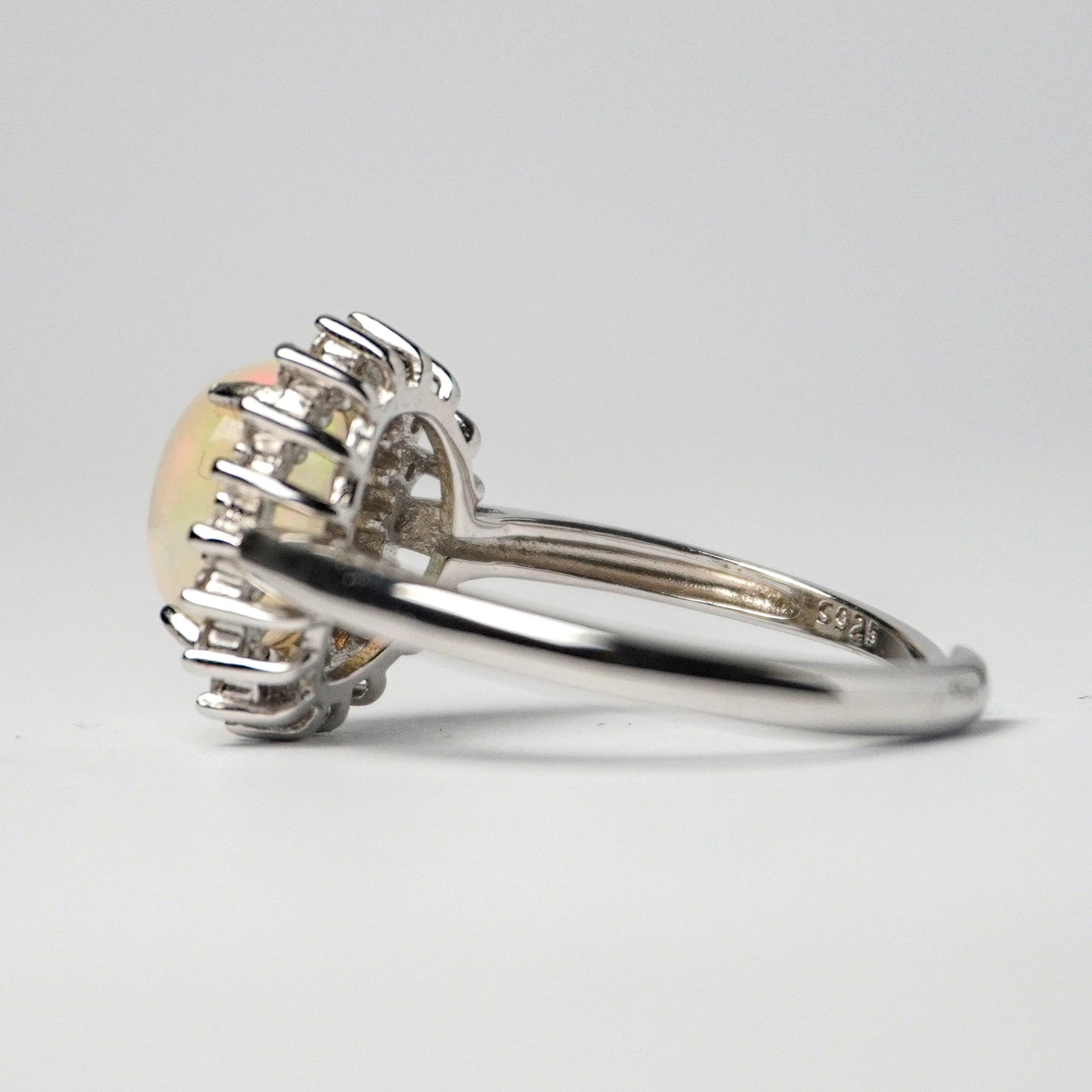 Anello in Argento 925 con Opale Bianco – Stile Floreale