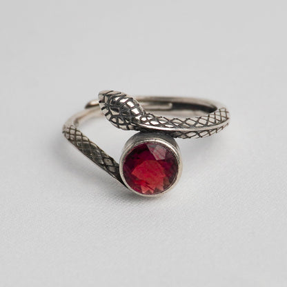 Anello in argento 925 con granato – Design serpente