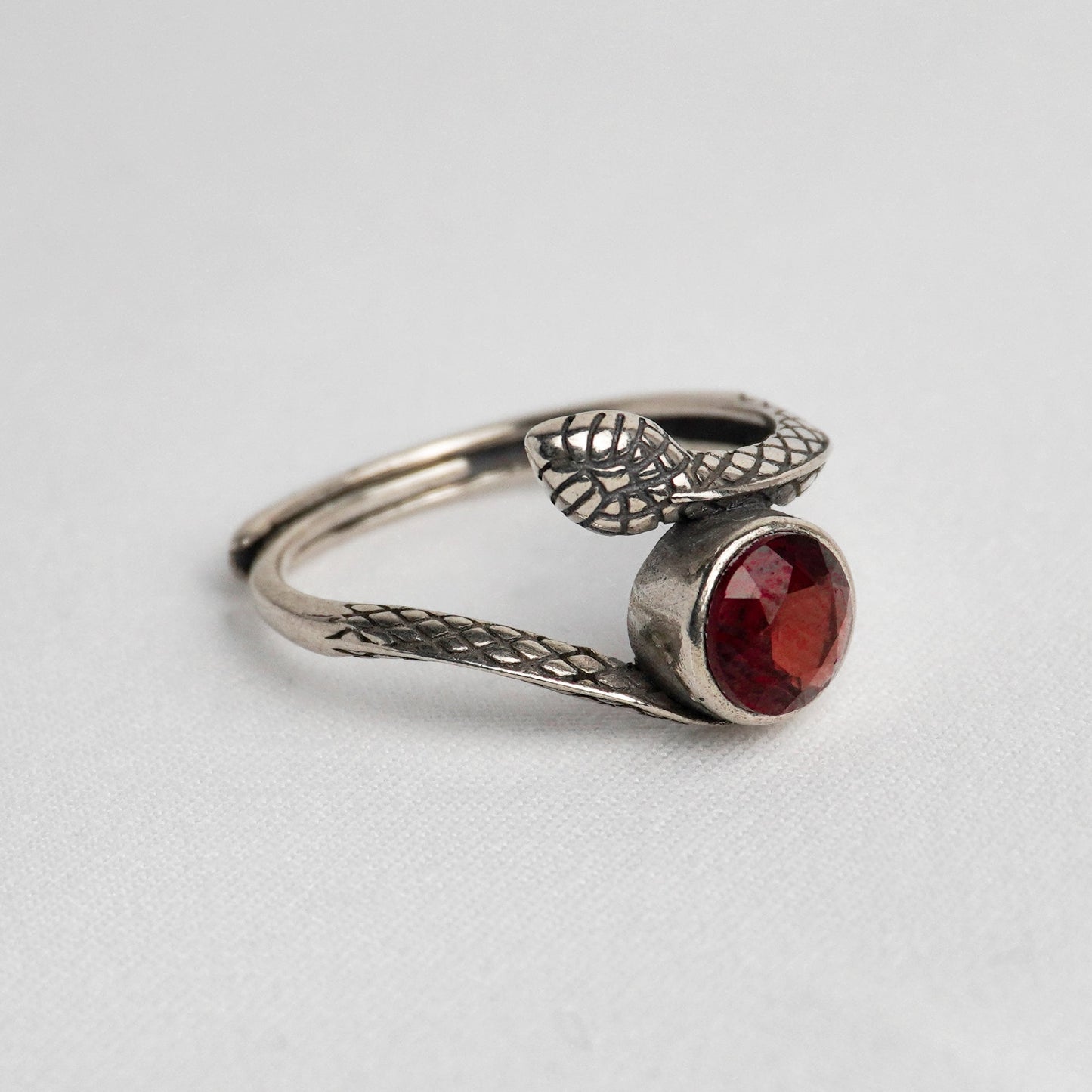 Anello in argento 925 con granato – Design serpente