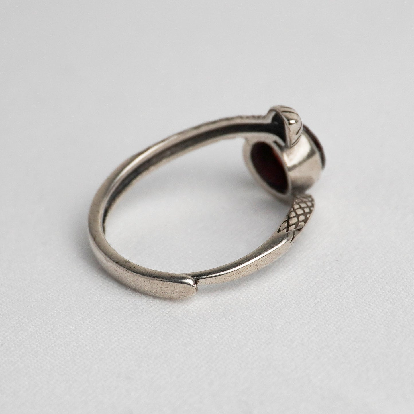 Anello in argento 925 con granato – Design serpente