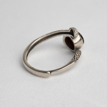Anello in argento 925 con granato – Design serpente