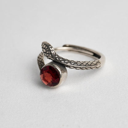 Anello in argento 925 con granato – Design serpente