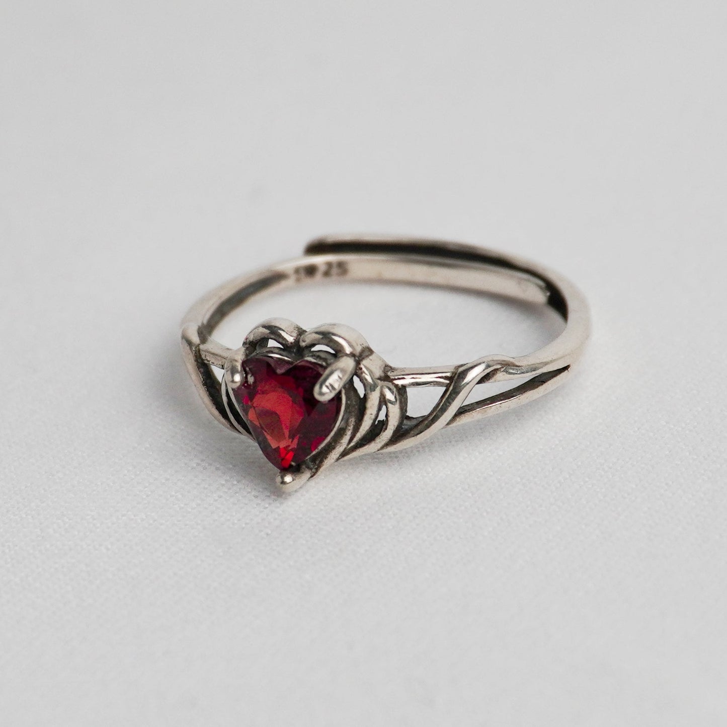Anello in argento 925 con granato - Design Cuore